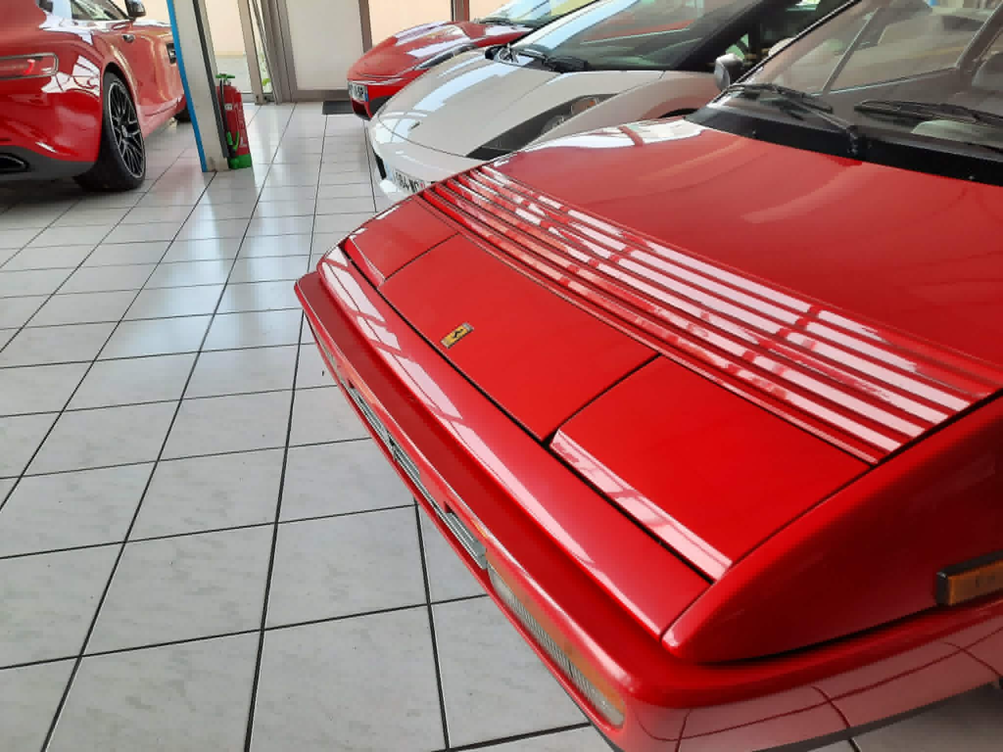 Showroom en effervescence, atelier sous pression : le quotidien du Garage Batayer