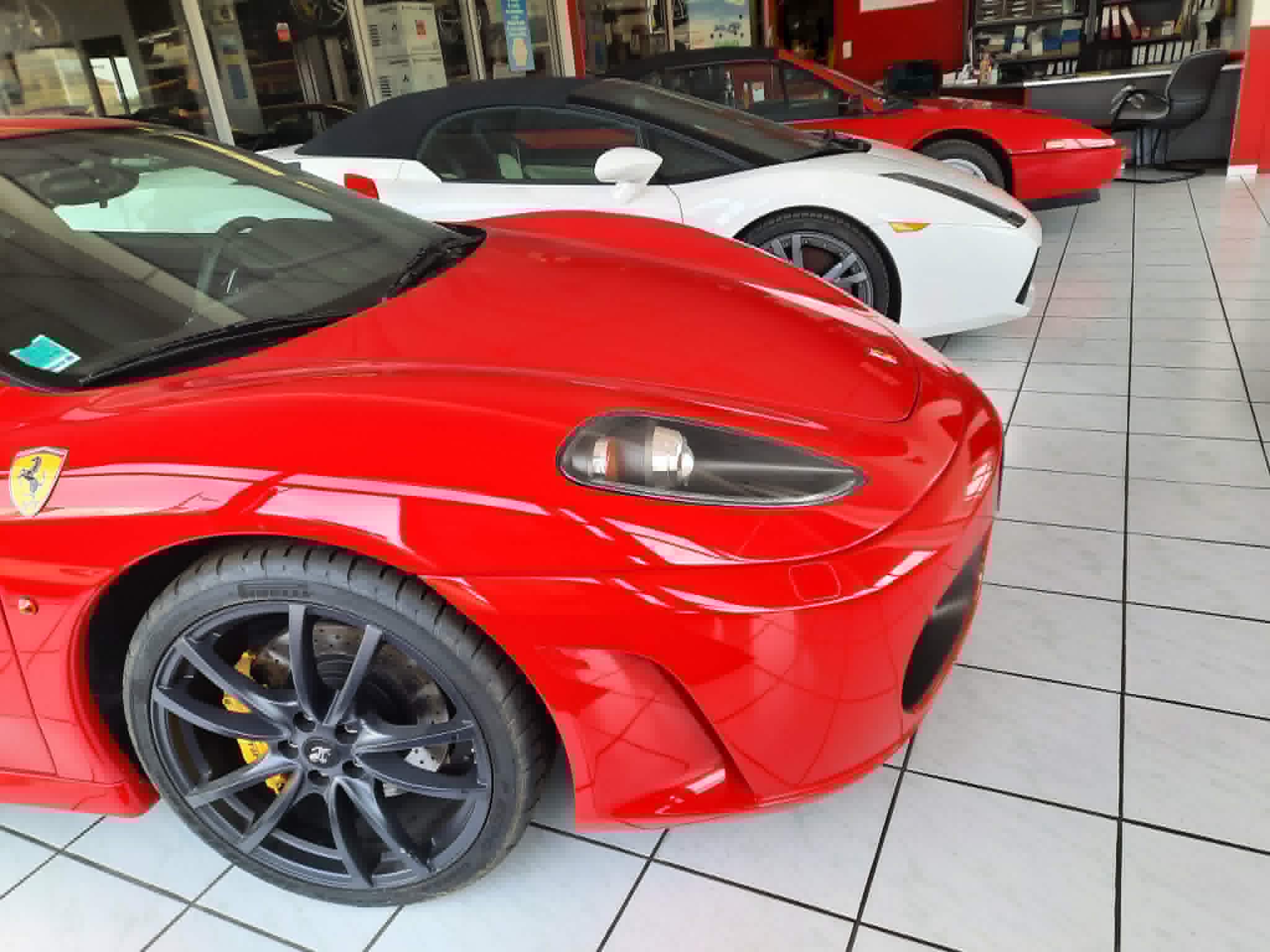 Showroom en effervescence, atelier sous pression : le quotidien du Garage Batayer