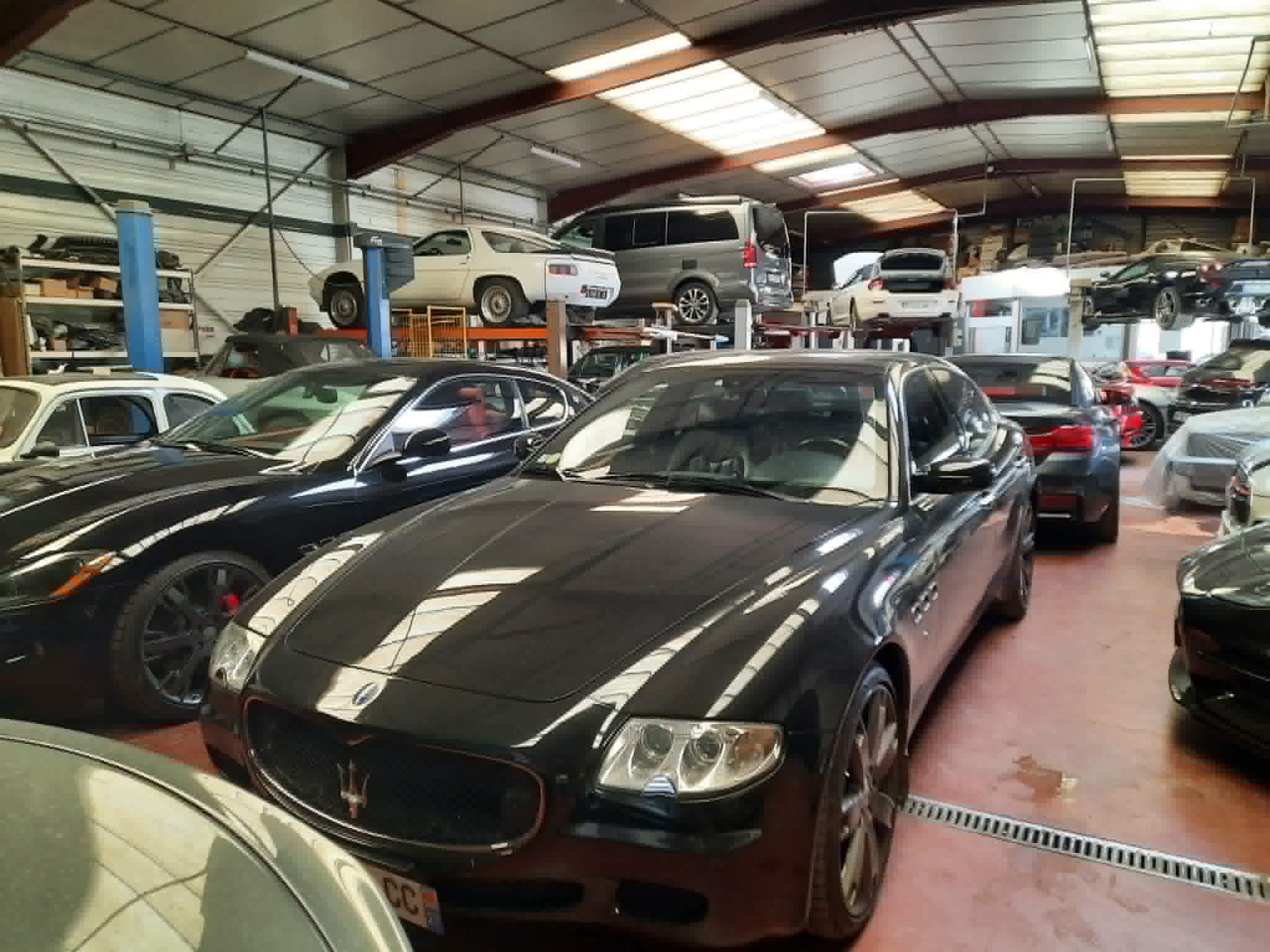 Showroom en effervescence, atelier sous pression : le quotidien du Garage Batayer