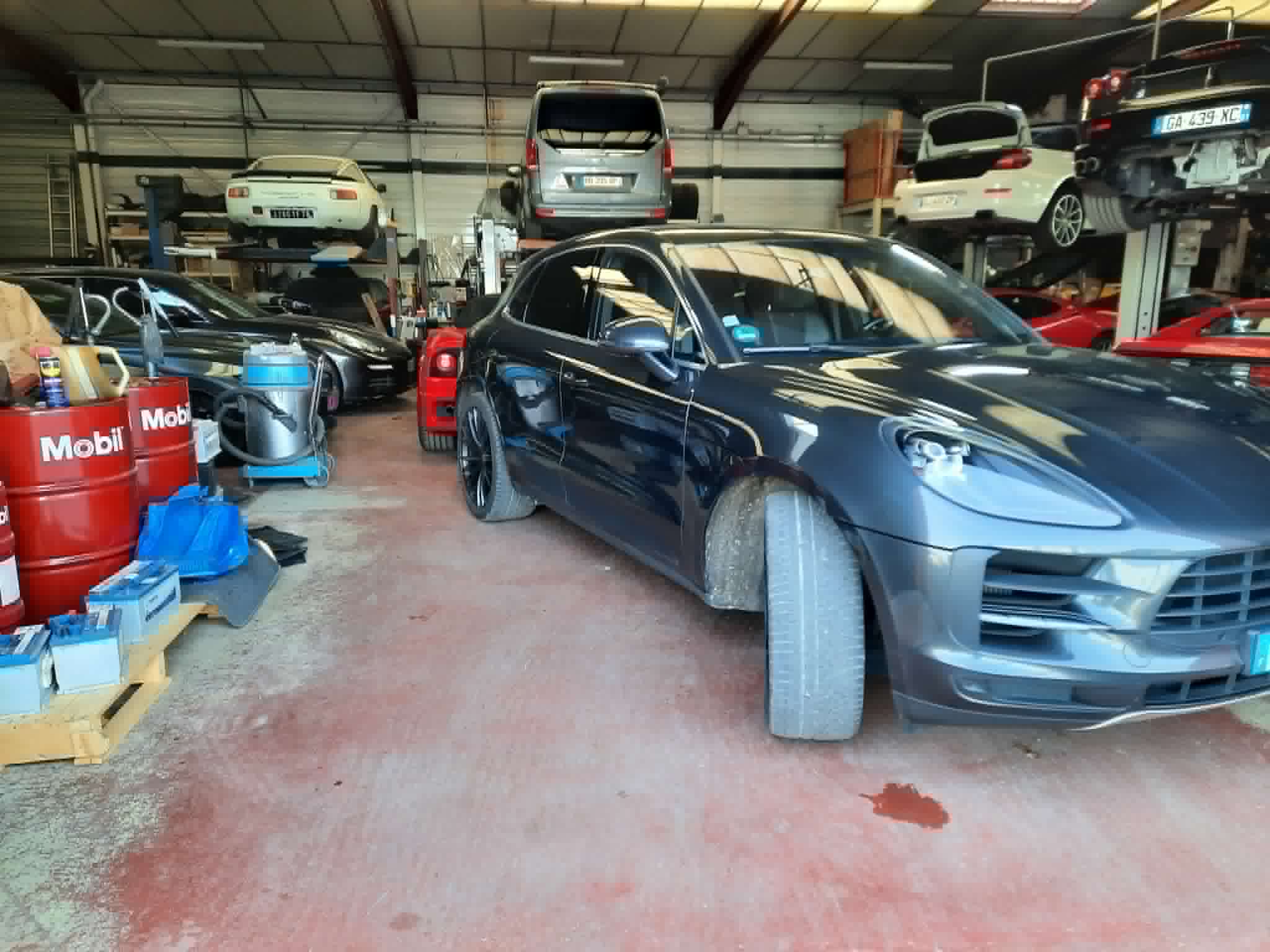Showroom en effervescence, atelier sous pression : le quotidien du Garage Batayer