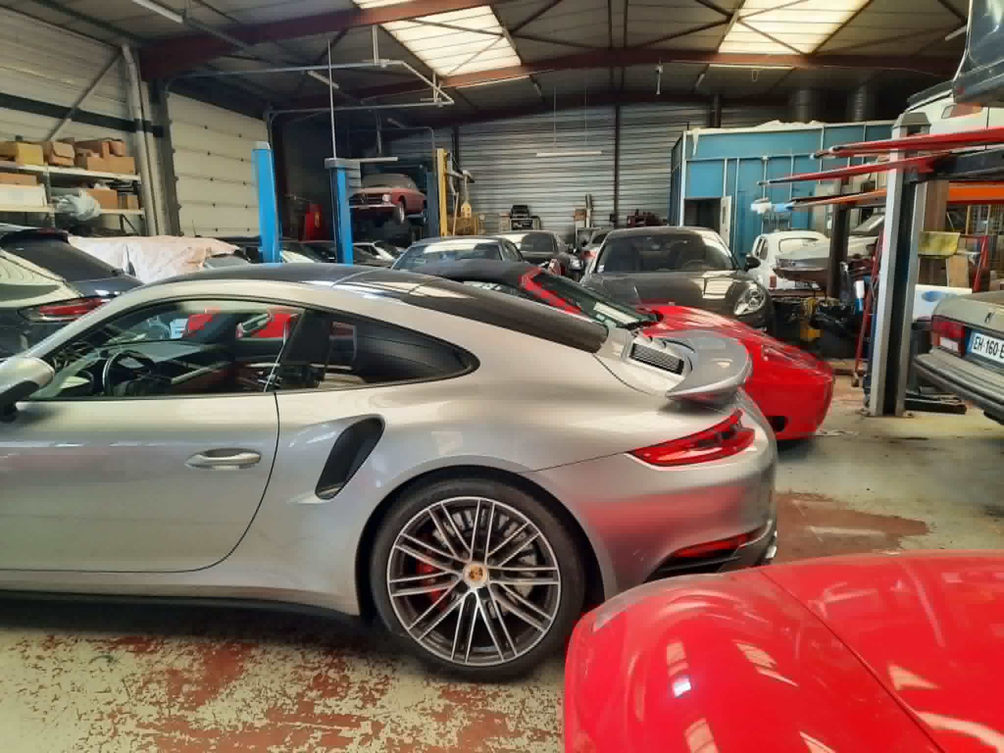 Showroom en effervescence, atelier sous pression : le quotidien du Garage Batayer